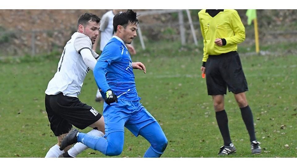 Soll jetzt bei der SG Modau Tore schießen: Feta Suljic (links, hier noch im Dress der SG Langstadt/Babenhausen gegen Ryo Koiso vom FCA Darmstadt).