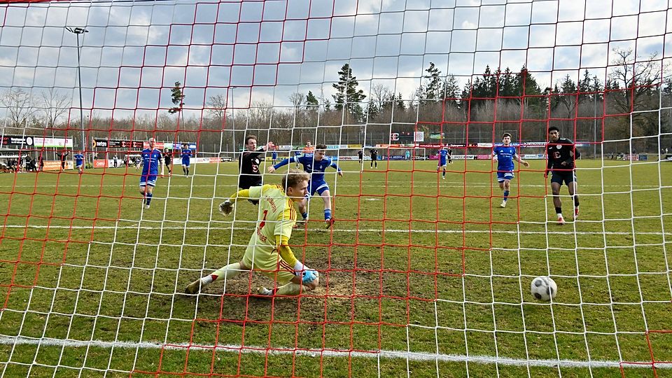 Der eingewechselte Daniele Sgodzaj trifft zuum 2:1 für den TSV Landsberg