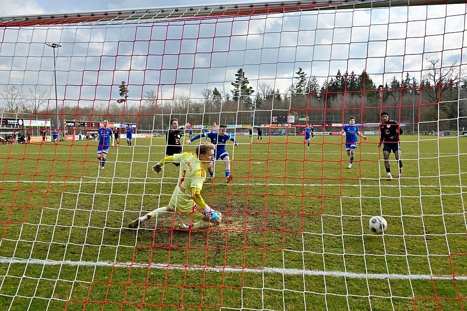 Der eingewechselte Daniele Sgodzaj trifft zuum 2:1 für den TSV Landsberg