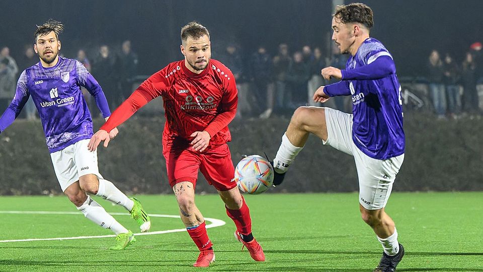 Kreuzen am ersten Spieltag die Klingen: Kareth-Lappersdorf (rechts mit Kapitän Marco Fehr) und Regenstauf (Andreas Halder).