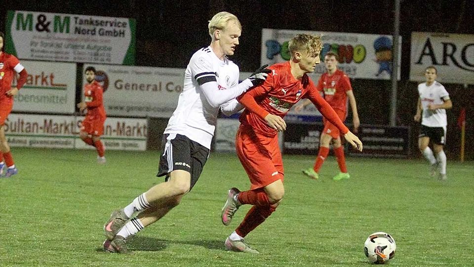 Zwei Torschützen gegeneinander - Justin Petersen (Inter Türkspor Kiel) und Timon Henk (li., SV Preußen Reinfeld). 