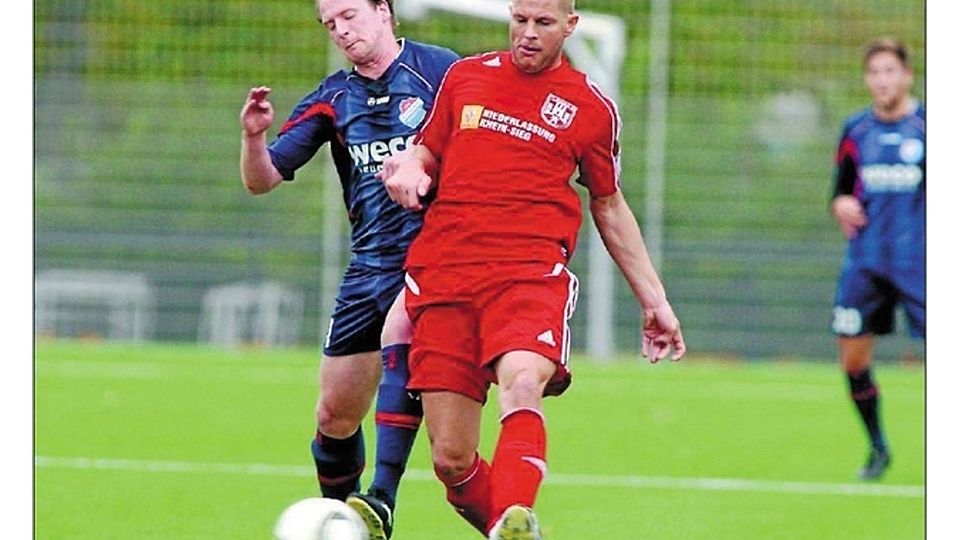 In allen Belangen überlegen waren Sascha Jagusch (rechts) und der FC Hennef 05 den Windeckern um Patrick Siebert bei ihrem denkwürdigen 9:1-Erfolg.Foto: Wolfgang Henry