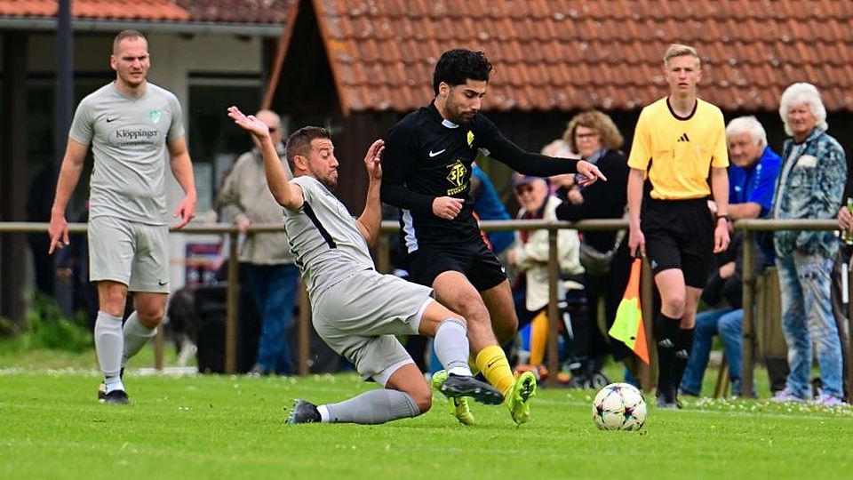 Patrick Saur mit der Grätsche gegen Geinsheims Deniz Celik in der Vorsaison. Luca Matheis (hinten rechts) schaut zu. Der SV Hahn bleibt nach dem Abstieg in der Kreisoberliga weiter ungeschlagen. 	Archivfoto: Uwe Krämer