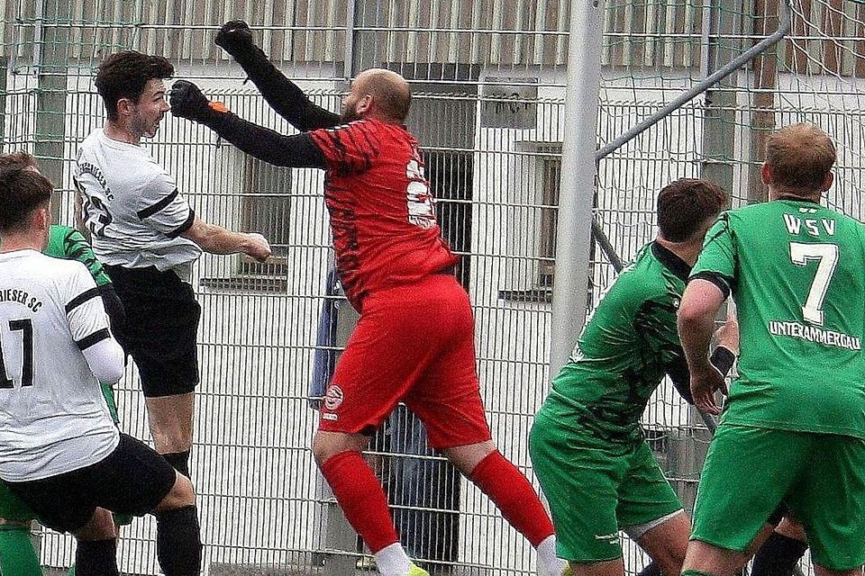 Wieder fit: Mit seiner Kopfballstärke ist Sebastian Biagini (li.) eine Verstärkung für die Lenggrieser, die am Samstag den SV Münsing zu Gast haben