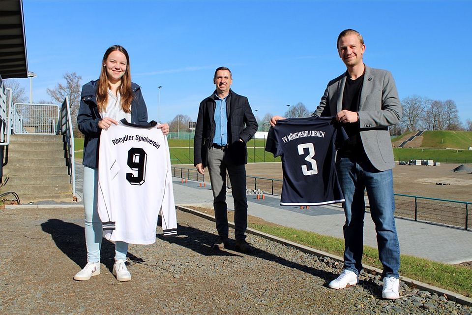 Daniel Imdahl (RSV) sowie Uwe Röhrhoff (FV Mönchengladbach)  und Eva Optenbusch, 2. Kassiererin und Spielerin der 1. Mannschaft des FVMG.