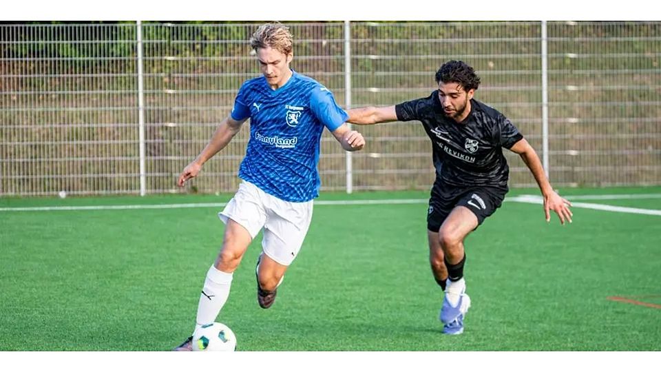 Trifft gleich dreimal: Mathay Göktas (r.) von der TSG Wieseck im Fußball-Gruppenliga-Duell gegen die SG Naunheim/Niedergirmes. (Archivfoto) © Jenniver Röczey