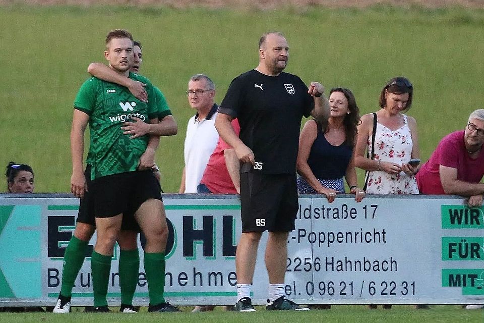 Bernd Scheibel (rechts) ist nicht mehr Trainer des Kreisligisten 1. FC Rieden.