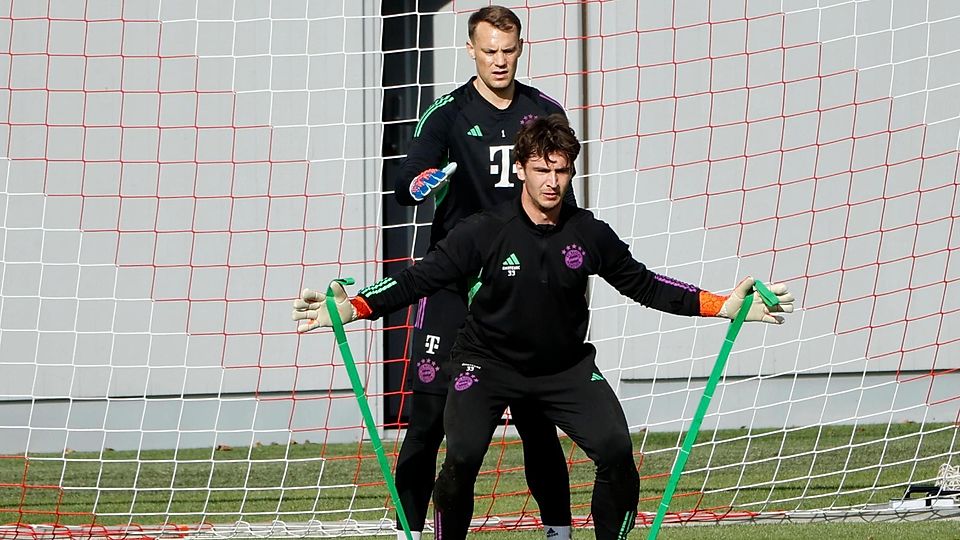 Lukas Schneller (v.) trainiert gemeinsam mit Manuel Neuer an der Säbener Straße.