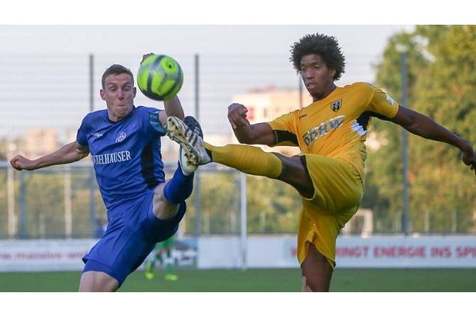 Hoch das Bein: Am Samstag werden sich die Wege von Sebastian Fries (li.) und Heron Miranda wahrscheinlich wieder des Öfteren kreuzen. F: Becker