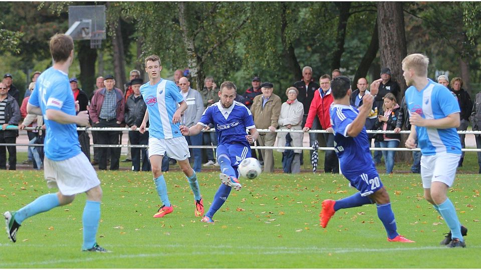 Eintracht-Stürmer Marcus Richter war von Etelsener Abwehrspielern kaum zu halten.