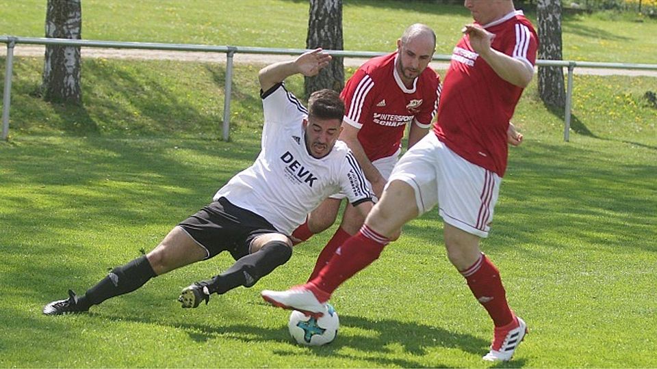 Wieder vor schweren Aufgaben: Fabrizio Serratore (links) von SW Mauchenheim sowie die Bechtolsheimer Mathias Webler und Sebastian Sohr kämpfen gegen den Abstieg.	Foto: photoagenten/Axel Schmitz