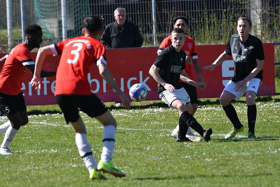 Der TSV Jesenwang (schwarze Trikots) im Spiel gegen den BVTA Fürstenfeldbruck (in Rot).