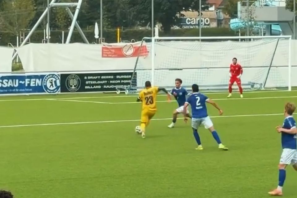 Tuggens Captain Caine Keller (gelb, 23) leistete mit einem Pfostenschuss die Vorarbeit für Jakup Jakupovs Tor zum 2:1 in der 44. Minute.