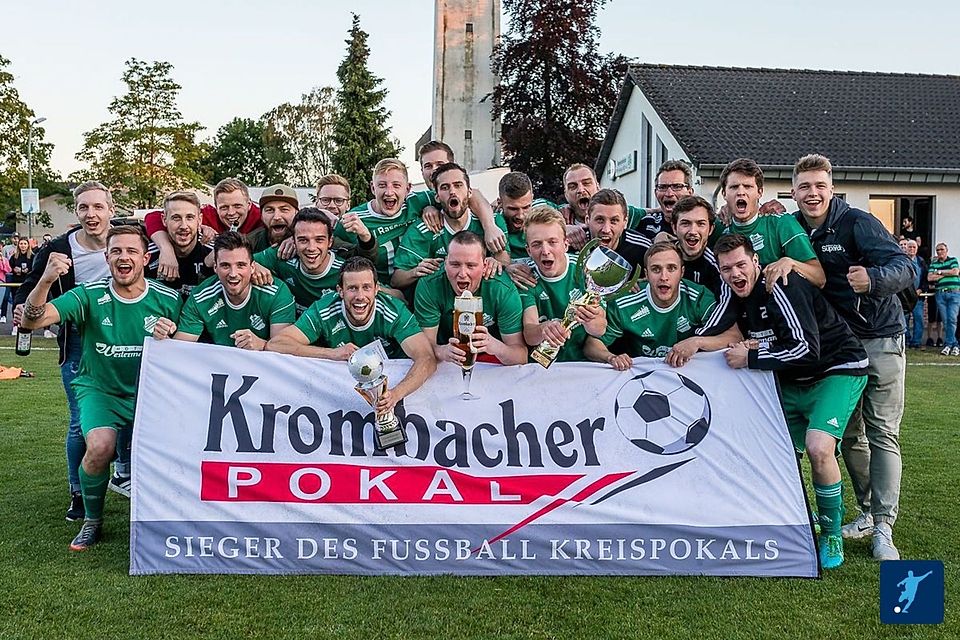 Spielführer Patrik Pieper mit seinem SV Rasensport Pokalsieger 2019