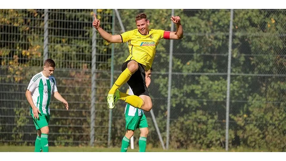 Merkenbachs Torjäger und Kapitän Pascal Hartung macht nach seinem sehenswerten Tor zum 3:0 einen Freudensprung. Am Ende gewinnt der FC gegen den TuS Driedorf 5:1. © Jonathan Ortmann