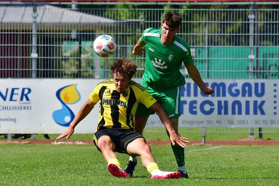 Kirchanschörings Torschütze David Rosenstatter (vorne) behauptete sich auch im Fallen gegen den Gundelfinger Verteidiger Leon Sailer und sicherte sich mit dem SVK damit die Teilnahme an der Regionalliga-Relegation.