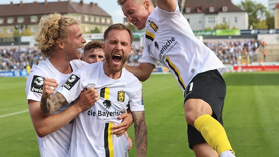 Fabian Greilinger (r.) wechselt zum SV Wehen Wiesbaden. Tim Rieder (Mitte) soll bei Unterhaching im Gespräch sein.