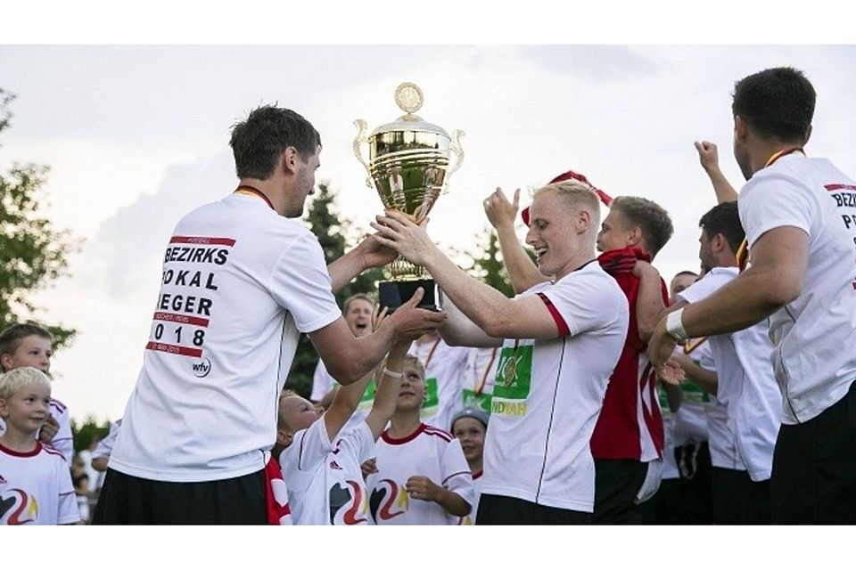 Den Bezirkspokal hat der FV Sontheim mit Torjäger Philipp Schmid (rechts am Pokal) bereits gewonnen. Jetzt will die Mannschaft auch noch in der Bezirksliga siegen. Foto: HZ