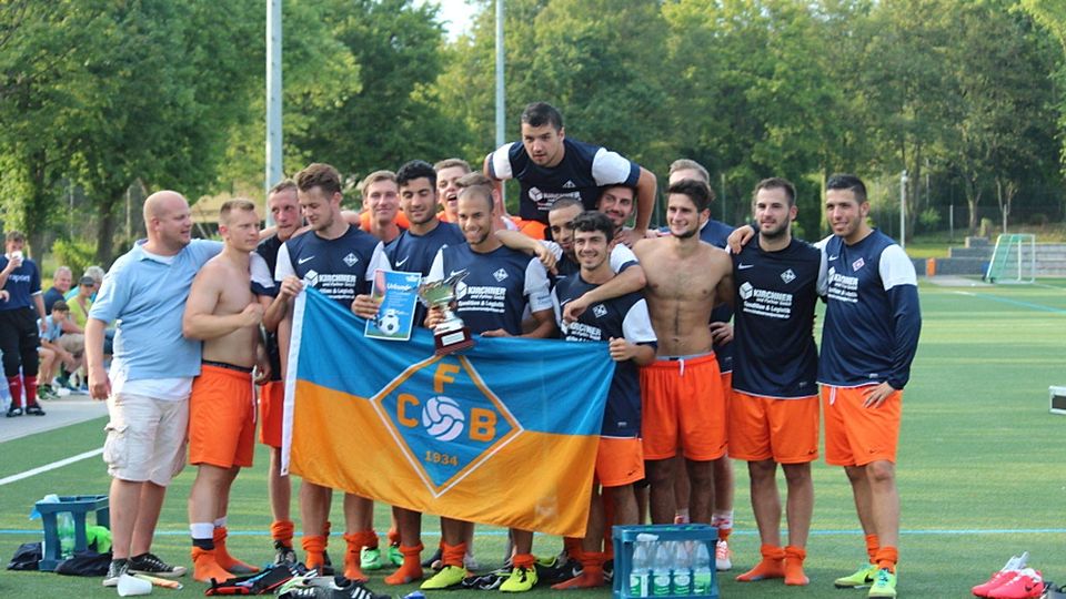 Das Jubeln gewohnt: Die Bierstadter, hier nach dem Gewinn des Ländchescups,  verfolgen weiterhin die Tabellenspitze. /Foto: Fank<b>F: Matthias Anna</b>