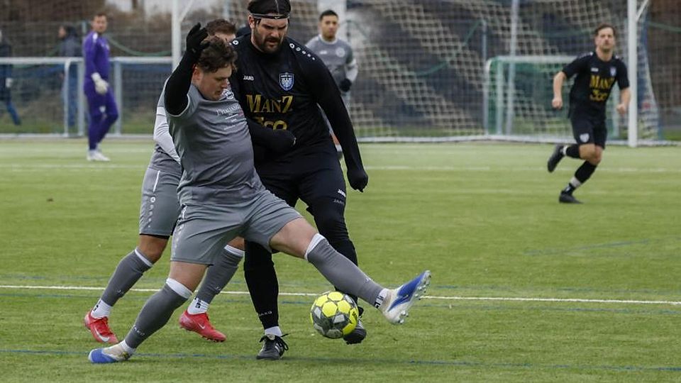 Norman Josef Gülke (links, Fiam Italia) und Moritz Emrich von der SG Rhein-Selz kämpfen um den Ball.	Foto: Stefan Sämmer