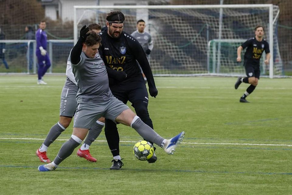Norman Josef Gülke (links, Fiam Italia) und Moritz Emrich von der SG Rhein-Selz kämpfen um den Ball.	Foto: Stefan Sämmer