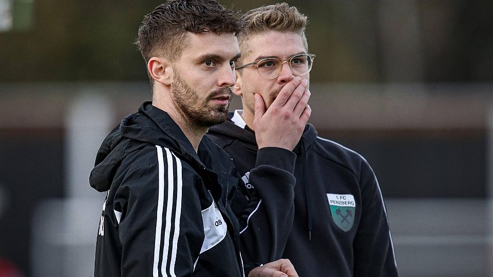 Co-Trainer Maximilian Bauer (links) und Coach Simon Ollert) vom Fußball-Bezirksligisten FC Penzberg in der Saison 2022/23 im Heimspiel gegen den MTV Berg am 12. November 2022.