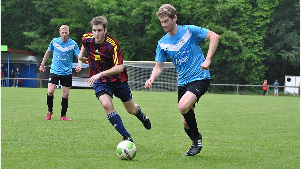Aufgabe gemeistert: Thomas Egbers (Blaues Trikot) und der SV Teglingen setzten sich mit 4:2 gegen die SG HFS durch und sind jetzt einen Sieg vom Aufstieg entfernt. Foto: Tobias Ahrens