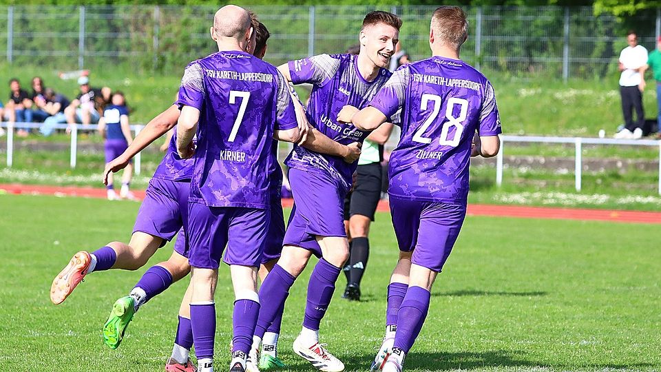 Kareths Last-Minute-Matchwinner Tobias Witzmann (Mitte) durfte sich feiern lassen.