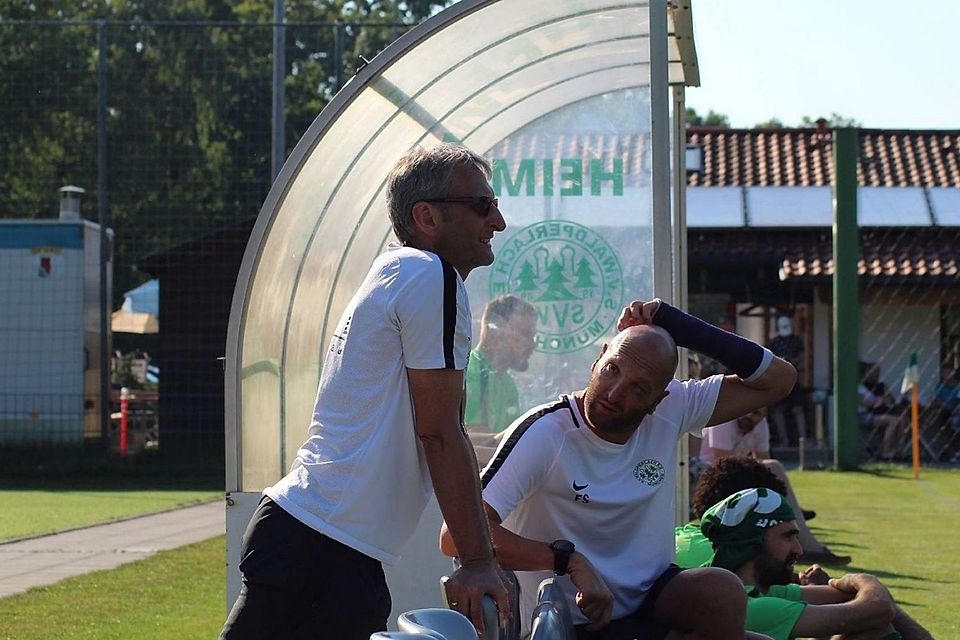 Das Trainerduo Ruthe und Stenzel, damals noch vereint, beim Spiel des SV Waldperlach gegen die DJK München Pasing.