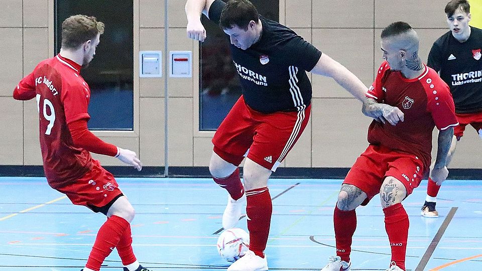 Die Hallenexperten der SpVgg Pfreimd (am Ball Spielertrainer Bastian Lobinger) gelten als Topfavorit auf den Kreismeistertitel. Dagegen ist der FC Raindorf (in Rot) heuer nicht dabei.