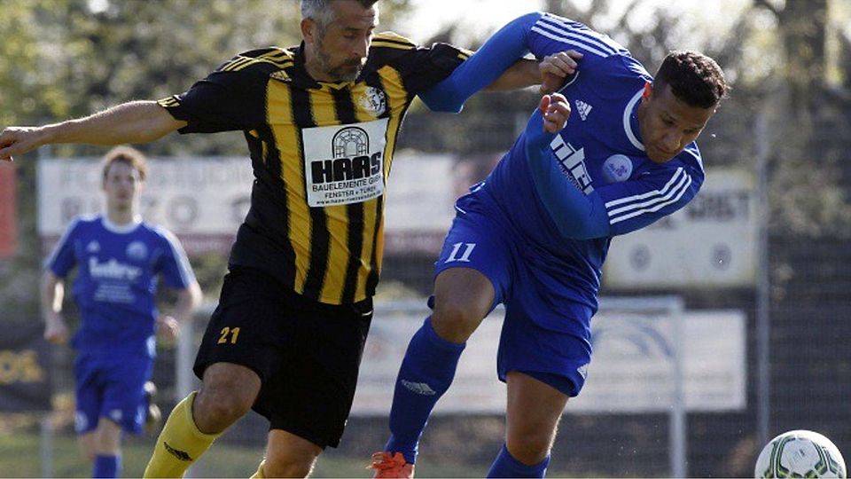 Laufduell zwischen SCO-Oldie Oktay Demirarslan (links) und Mörfeldens Jamal Wahid. Opel Rüsselsheim gewann die Kreisoberliga-Partie 2:1