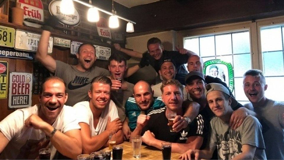 Die Mannschaft feiert in der Vereinskneipe "Auf'm Wirth" in Alsdorf. Foto: Inhaber B.Ludemann