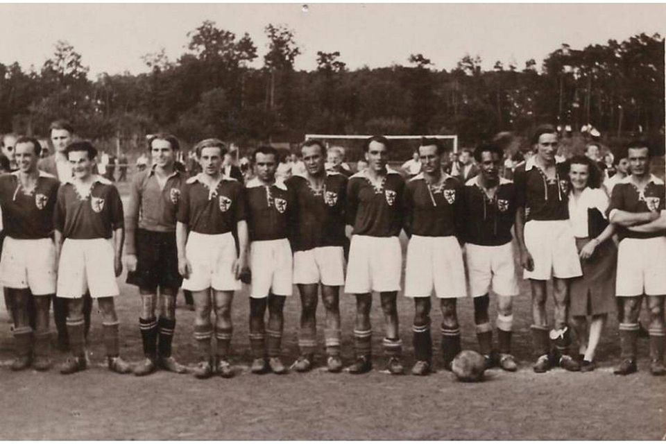 Die Mannschaft der SpVgg. 1900 im Jahr 1949. Das Foto entstand auf dem Universitätssportplatz.	Foto: von Berg