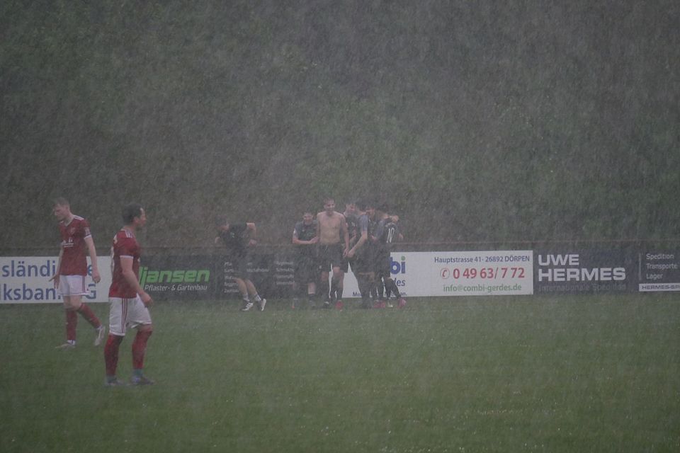 Torjubel im dichten Regen - Erkältung incoming?