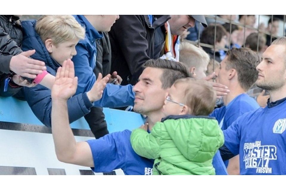 Die Fans feiern ihren Kapitän Martin Wagner (mit Söhnchen Leo auf dem Arm). Fotos: Doris Leißing