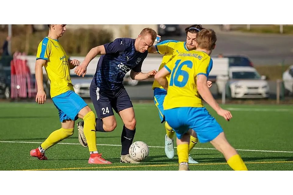 Justus Born (am Ball) kassiert mit seiner SG Eschenburg in der Fußball-Gruppenliga beim 0:6 gegen die SG Obbornhofen/Bellersheim eine heftige Pleite. (Archivbild) © Jonathan Ortmann