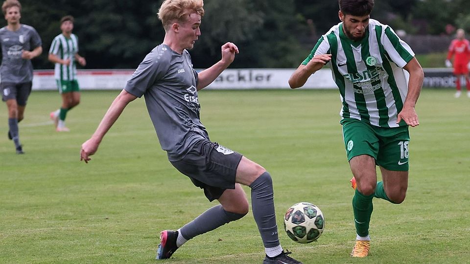 Der SV Manching (grün-weiß) verliert hier nicht nur den Ball, sondern auch das Spiel gegen den FC Stätzling (grau). 
