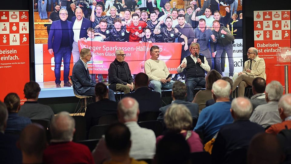 Schwelgen in Erinnerungen (von links): AZ-Sportchef Thorsten Pracht, Alemannia-Stadionsprecher Robert Moonen, Ex-Nationalspieler und Trainerlegende Wilfried Hannes, Hallencup-Mitorganisator Klaus Pastor und Bernd Büttgens, Leiter des AZ-Forums.