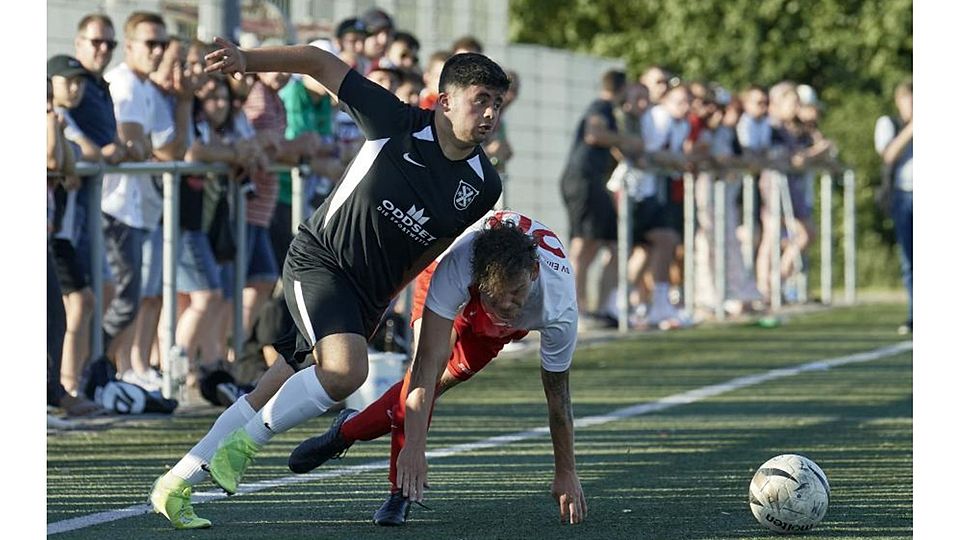 Gerettet – hat sich der SV Zwingenberg (hier Jan Schwarz im Duell mit Lampertheims Kubilay Cinar, links) in die C-Liga. In der Saison 2022/23 solls ins Mittelfeld gehen.