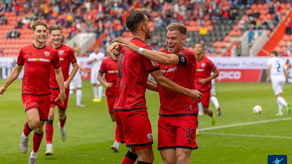 Simon Lorenz (r.) feiert seinen Treffer