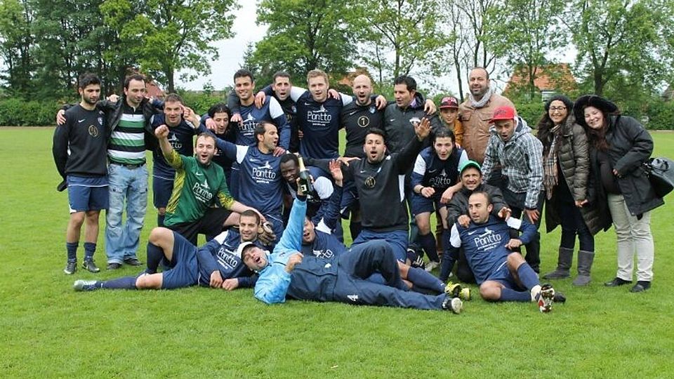 Feiern ausgelassen den Aufstieg: Die Jungs und Mädels des SC Türkiyemspor Osnabrück. Foto: Türkiyemspor
