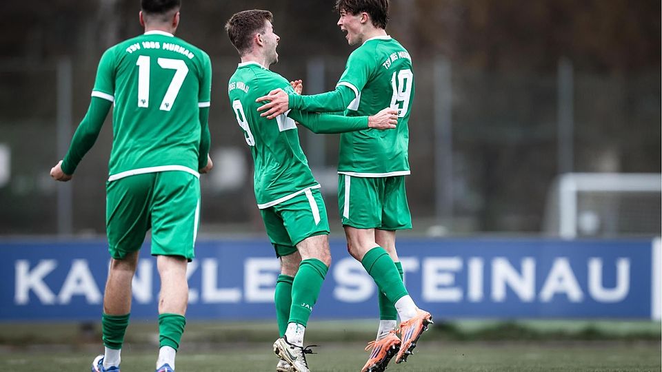 Mit viel Einsatz zum Erfolg: Die beiden Torschützen Jannis Braun (r.) und Maximilian Nebl jubeln über drei Punkte in der Fremde.