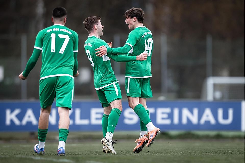 Mit viel Einsatz zum Erfolg: Die beiden Torschützen Jannis Braun (r.) und Maximilian Nebl jubeln über drei Punkte in der Fremde.