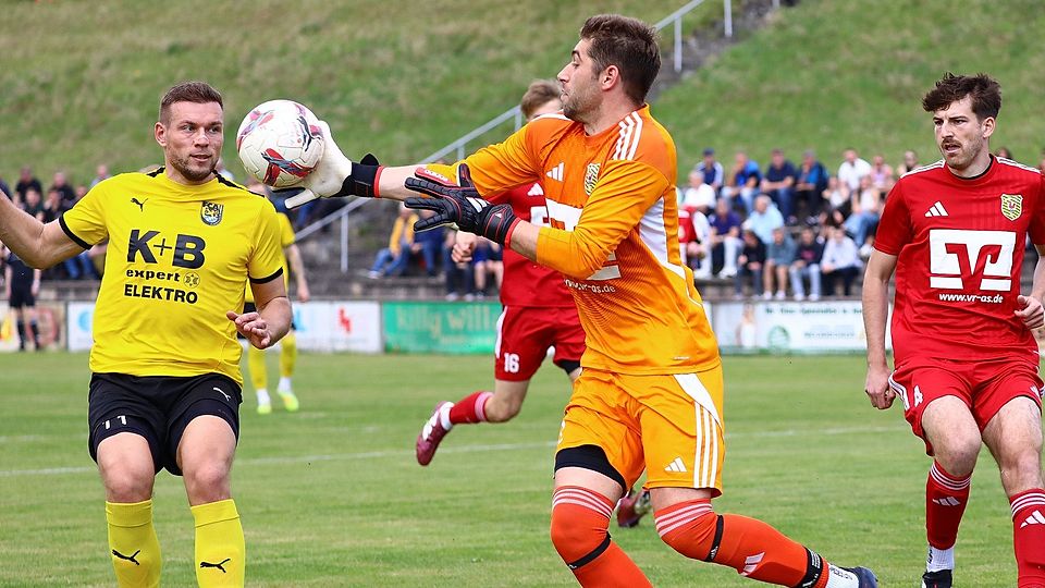 Schlüsselszene nach gerade mal 60 Sekunden: Hahnbachs Keeper Patrick Stiegler verletzte sich in dieser Szene am Knie und musste ausgewechselt werden. Parallel erzielte der FC Amberg das Blitz-Führungstor.