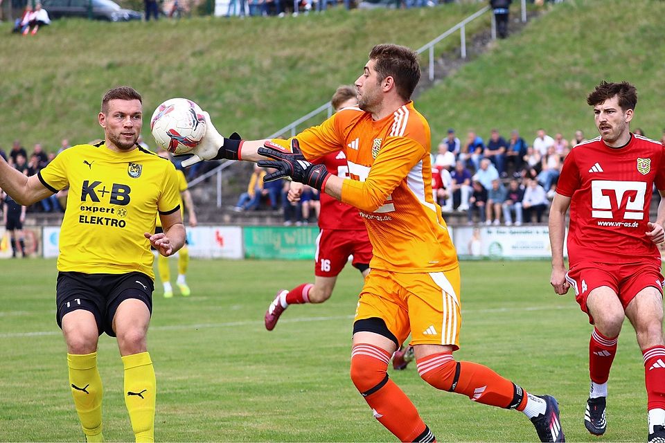 Schlüsselszene nach gerade mal 60 Sekunden: Hahnbachs Keeper Patrick Stiegler verletzte sich in dieser Szene am Knie und musste ausgewechselt werden. Parallel erzielte der FC Amberg das Blitz-Führungstor.