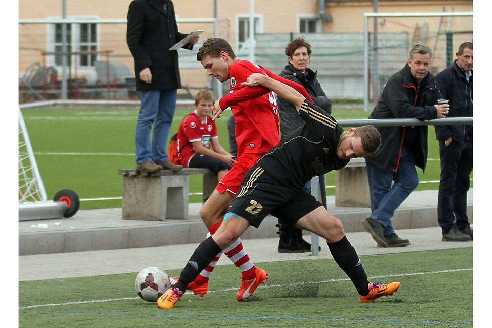 Jonas Frey (links) setzt sich gegen Oppaus Christian Schmalenberger durch. Mit seinem Tor läutete er die furiose Aufholjagd ein.	 Foto:pa/Dirigo