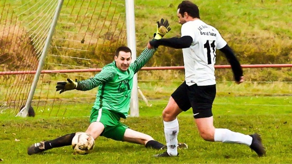 Die SG Schwalmtal war eines der wenigen Teams, die Spitzenreiter Reiskirchen/B/S einen Punkt abknöpfen konnten. Im November holte die Schöppner-Elf ein 0:0 im Auswärtsspiel. Hier rettet SG-Keeper Daniel Rakow vor Reiskirchens Alexander Antoni. 	Foto: Bayer
