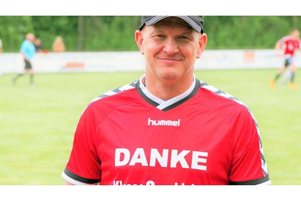Zeit zu gehen – Wehmut mischte sich beim FC Weisingen in die Verabschiedung von Trainer Rainer Junghanns.		F.: J. Friegel