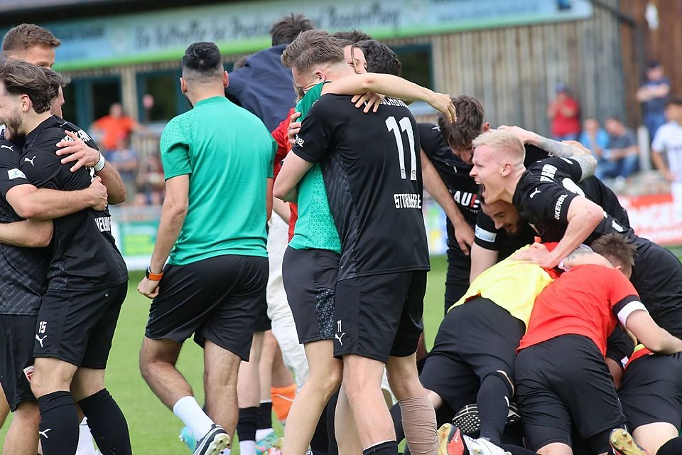 Im Herbst so gut wie abgestiegen, aber wieder zurückgekommen: Die Buchbacher bejubeln den Klassenerhalt.