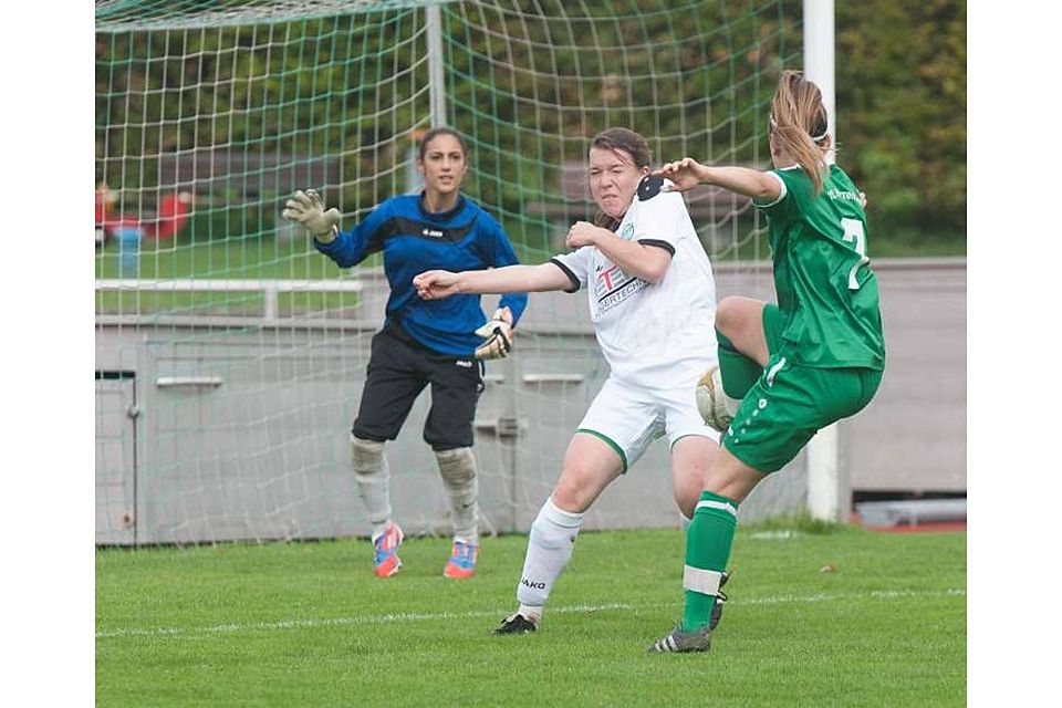 Alexandra Weippert (Mitte) schoss das 2:0 für den VfL Herrenberg Foto (Archiv): Schmidt